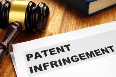Patent ihlali ve tokmak. Telif hakkı hukuku kavramı.