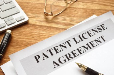 Kalem ve gözlük ile patent Lisans Sözleşmesi.