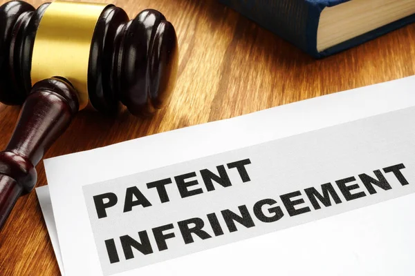 Patent ihlali ve tokmak. Telif hakkı hukuku kavramı.