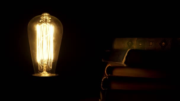 Lampadina Vecchio Stile Accendere Spegnere Nel Buio Vicino Libri Retrò — Video Stock