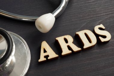 Tanı akut respiratuar distress Sendromu Ards ve stetoskop.
