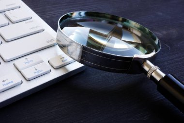 Klavye ve Büyüteç camı. SEO ve bu kavramı denetleme.