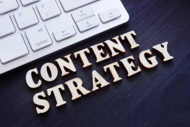 İçerik stratejisi küçük harfler ve klavye. SEO kavramı.