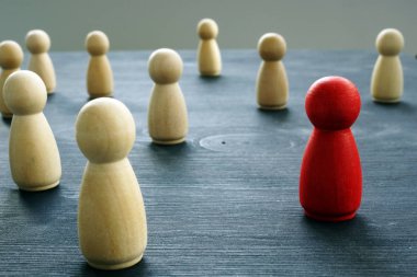 Figürler ile kırmızı bir kalabalık. Benzersiz ve bireysellik.