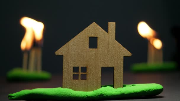 炎に囲まれた家のモデル 野火と家の保険概念 — ストック動画