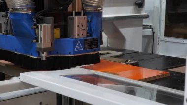 Otomatik robot Endüstriyel Makina mobilya imalatı. 