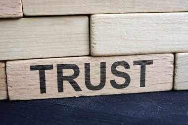 Güven ve ilişki kavramı. Ahşap tuğla duvar.