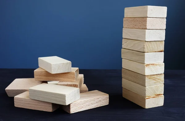 Organización, estrategia y riesgo en el concepto empresarial. Torre y apilado de ladrillos de madera . — Foto de Stock