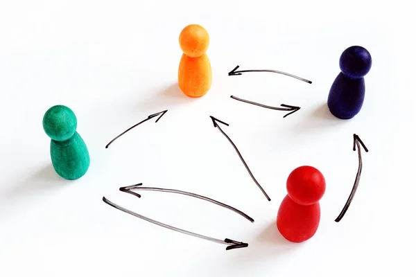 Flat or horizontal organizational structure. Figurines and arrows. — Stock Photo, Image