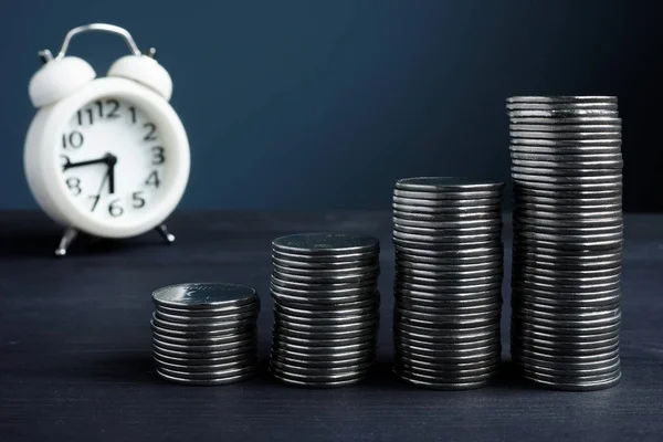 投資、資産管理の概念。時計とコインのスタック. — ストック写真