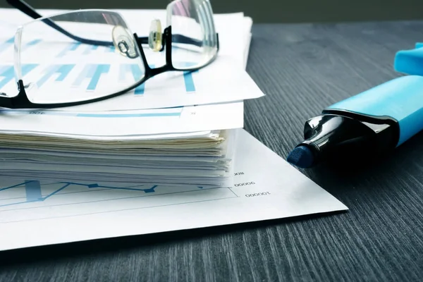 Stack di documenti con relazione finanziaria e bicchieri. Audit interno e valutazione . — Foto Stock