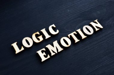 Ahşap harfler mantık ve duygu kelimenin.