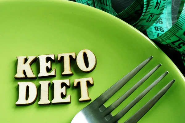 Diet Keto di piring hijau dan pita pengukur . — Stok Foto