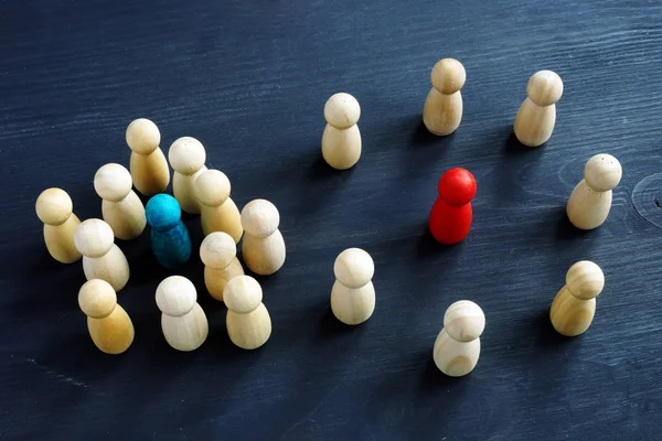 Introvertiertes und extrovertiertes Konzept. Holzfiguren auf einem Schreibtisch. — Stockfoto