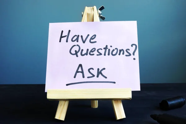 Stuk papier met teken vragen vragen. — Stockfoto