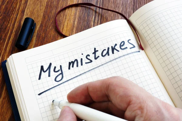 O homem está escrevendo Meus erros em uma nota. Conceito crítico interno . — Fotografia de Stock