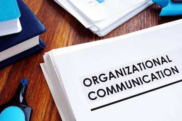 Dokumente zur Organisationskommunikation auf dem Schreibtisch. — Stockfoto