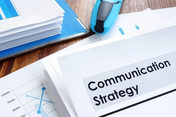 Estrategia de comunicación en un escritorio de oficina . —  Fotos de Stock