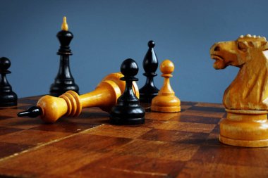 İş yarışma kazanmak. Başarı kavramı meydan. Piyon ve satranç tahtasının Kral.