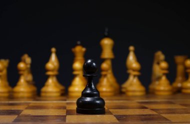 Cesaret ve liderlik. İş zor bir karar. Bir masa üzerine rehin.