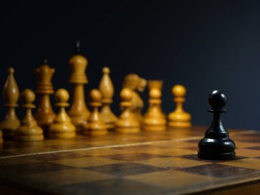 Rekabet iş ve meydan okuma. Siyah piyon bir masa üzerine.