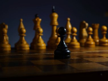 Cesur iddialı işadamı ve meydan okuma. Siyah ahşap piyon ve beyaz satranç.