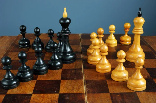 Líder vs chefe ou gerente. Reis de xadrez e peões na mesa . — Fotografia de Stock
