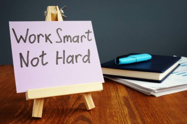 Alıntı kağıt parçası üzerinde yazılı akıllı zor değil motivasyon çalışması.