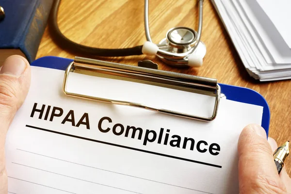 Man houdt Hipaa-Compliance-aanvraagformulier. — Stockfoto