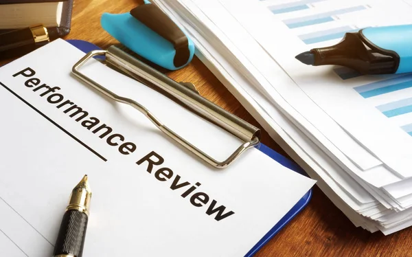 Performance review form with clipboard and pen. — Stock Photo, Image