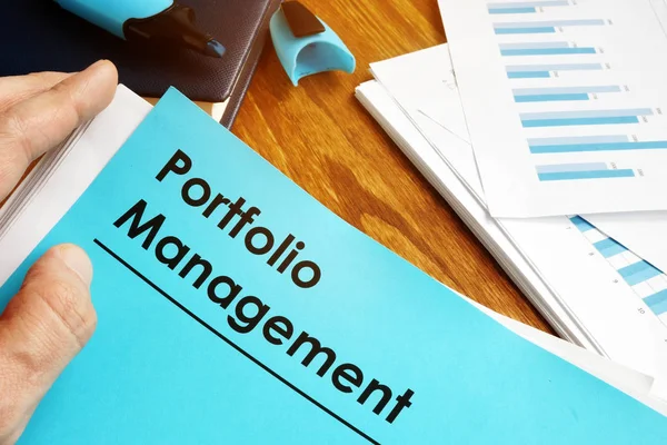 Manager houdt Portfolio Management documenten. — Stockfoto