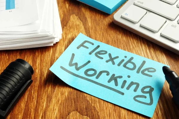 Concepto de política de trabajo flexible. Trozo de papel sobre la mesa . —  Fotos de Stock