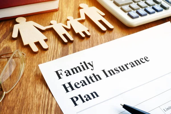 Family Health Insurance Plan in een kantoor. — Stockfoto