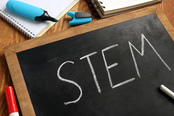 Programa de educación STEM escrito en una pizarra . — Foto de Stock