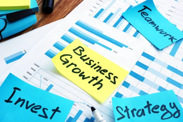 Концепция роста бизнеса. Отчет и оценки инвестировать, совместная работа и стратегия . — стоковое фото