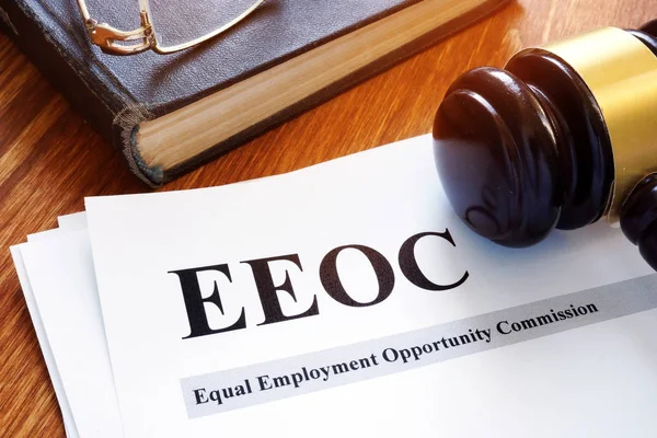 EEOC rapport de la commission sur l'égalité des chances d'emploi et marteau . — Photo