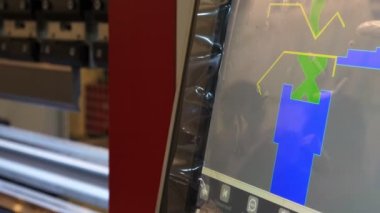  Bilgisayar ile ağır sanayide proses otomasyonu. Bükme çeliği programı ile ekranın yakın yukarı. 