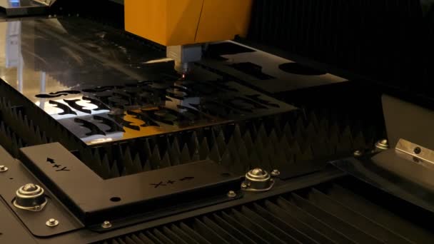 Geautomatiseerd Industrieel Lasersnij Staal Fabriek Automatisering Proces Van Vervaardiging Stalen — Stockvideo