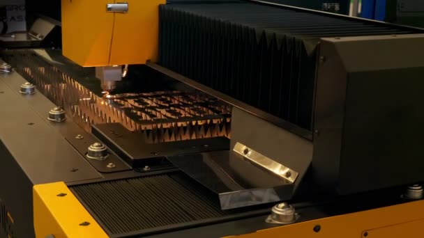Moderne Hochpräzise Fertigung Von Stahlteilen Roboter Wärmt Metall Mit Laser — Stockvideo