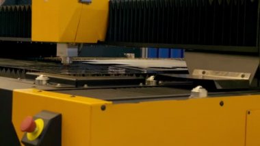  Otomatik kesme makinesinin çalışması. Plazma kafası ile çalışan endüstriyel robot kıvılcımları yakın.