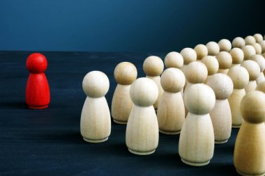 İş ve şirket te liderliği. Kalabalığın önünde kırmızı heykelcik.