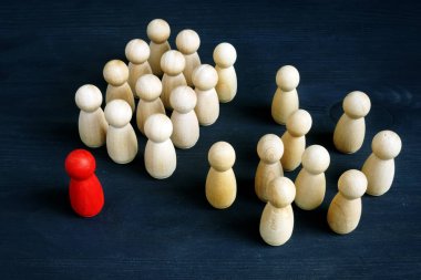 Liderlik ve yönetim organizasyonu. Kalabalık ve organize grup.