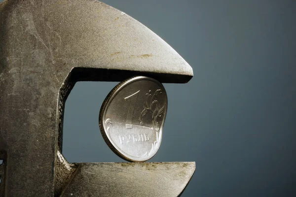 Verbogene russische Rubel-Druckzange. Wirtschaftssanktionen, Finanzkrise und Inflation. — Stockbild Verbogene russische Rubel-Druckzange. Wirtschaftssanktionen, Finanzkrise und Inflation. — Stockfoto