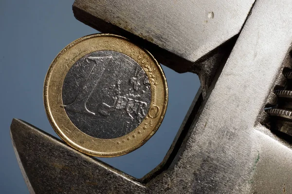 Euro-Münze drückte Zange. Finanzkrise und Inflation in Europa. — Stockbild Euro-Münze drückte Zange. Finanzkrise und Inflation in Europa. — Stockfoto