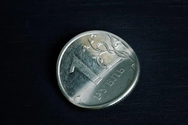 Санкции и концепция инфляции. Согнутый российский рубль на темном деревянном фоне . — стоковое фото