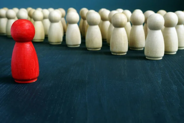 Conceito de gestão e liderança. Líder na frente da multidão . — Fotografia de Stock