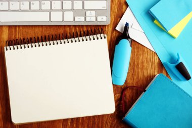 Boş sayfa ve ofis aksesuarları içeren not defterini açın. Üstte görüntü.