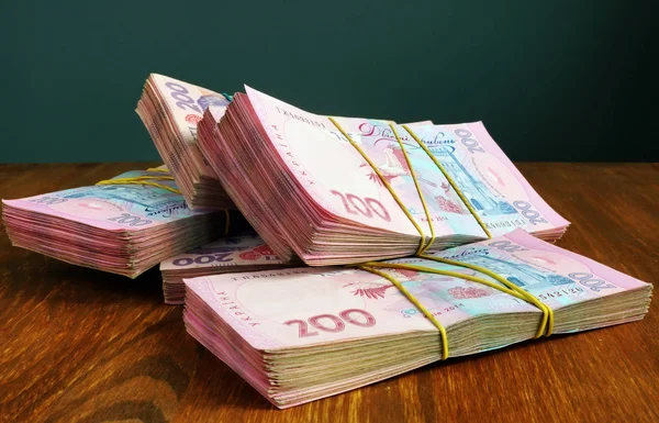 机の上にウクライナの通貨フリヴニャウア. — ストック写真