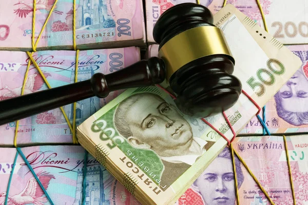 ウクライナの裁判所で賄賂と汚職。グリブナのスタック上のガヴェル. — ストック写真