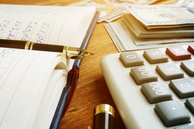 Muhasebe defteri, hesap makinesi ve para. Ev aylık bütçe.